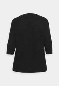 Pull en maille noire avec un motif texturé, manches trois-quarts, et une coupe décontractée. Il présente un col rond et un ourlet droit.