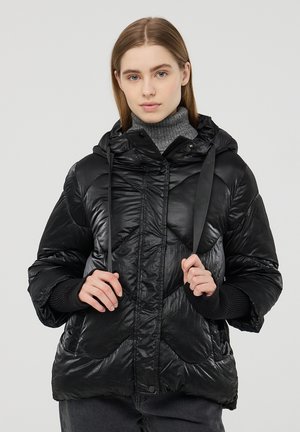Giacca a vento nera con una finitura lucida e testurizzata, un cappuccio e polsini a coste. Presenta una zip frontale e un motivo a quadri obliqui.