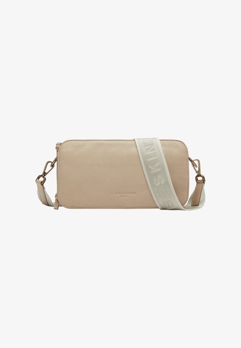 Beige Leder Umhängetasche mit einem strukturierten cremefarbenen Gurt, der Branding trägt. Glatte Oberfläche, rechteckige Form und goldfarbene Hardware-Details.