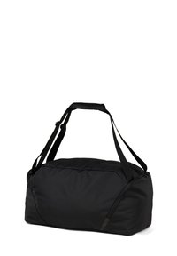 Bolsa de deporte negra hecha de tejido duradero, con asas cortas y largas, cierre con cremallera y una textura suave. Forma compacta y redondeada.