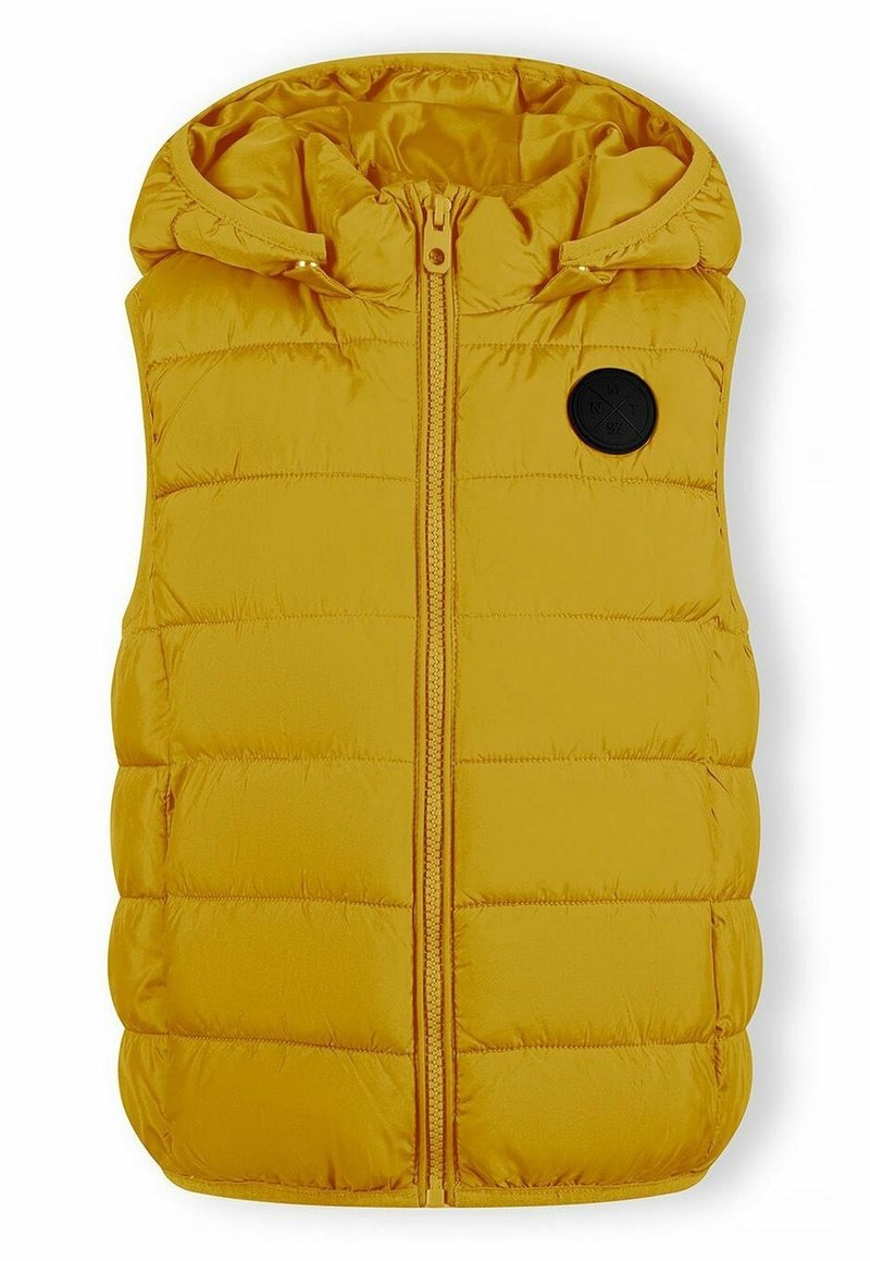 Gilet sans manches jaune matelassé avec fermeture éclair devant, capuche et un écusson circulaire noir sur la poitrine gauche, présenté sur fond blanc.