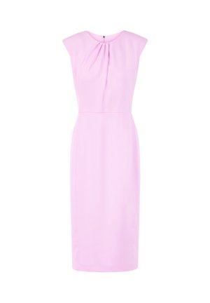 Robe rose pâle sans manches, longueur genou, avec un col rond et des plis subtils au centre devant.