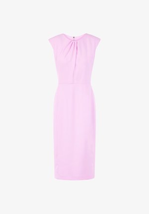 Robe rose pâle sans manches, longueur genou, avec un col rond et des plis subtils au centre devant.