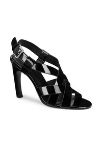 Melnas patentā ādas augstpapēžu sandales ar krustveida siksnām. Atvērta purngala dizains, potītes siksna ar sprādzi un gluda tekstūra.