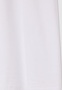 T-shirt bianco in cotone con una texture liscia, maniche corte e collo rotondo. Cuciture minime visibili, senza motivi o design.