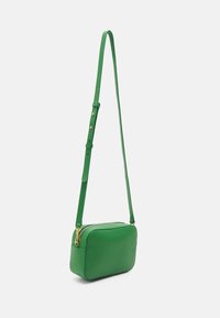 Borsa a tracolla verde in pelle con forma rettangolare, superficie testurizzata, tracolla regolabile e zip in oro.