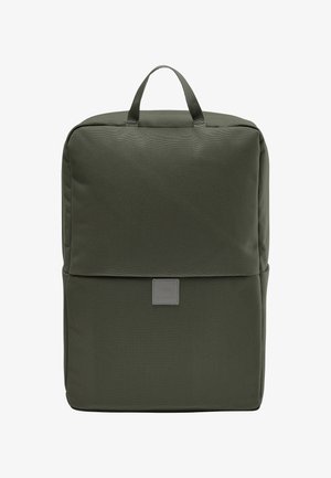 rechthoekige groene rugzak van gestructureerde stof, met een handvat bovenop en een platte voorzak met een klein logopatch.