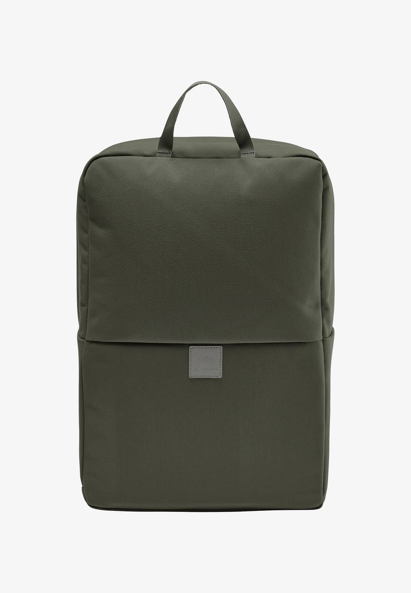 rechthoekige groene rugzak van gestructureerde stof, met een handvat bovenop en een platte voorzak met een klein logopatch.