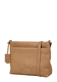 Tan leren schoudertas met een gestructureerde afwerking, verstelbare schouderband, voorvak en ingedrukte logo-tag. Minimalistisch ontwerp, geen zichtbare hardware.