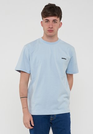 T-shirt in cotone azzurro con collo rotondo, maniche corte e un piccolo logo nero "BARROW" sulla parte sinistra del petto. Design semplice.