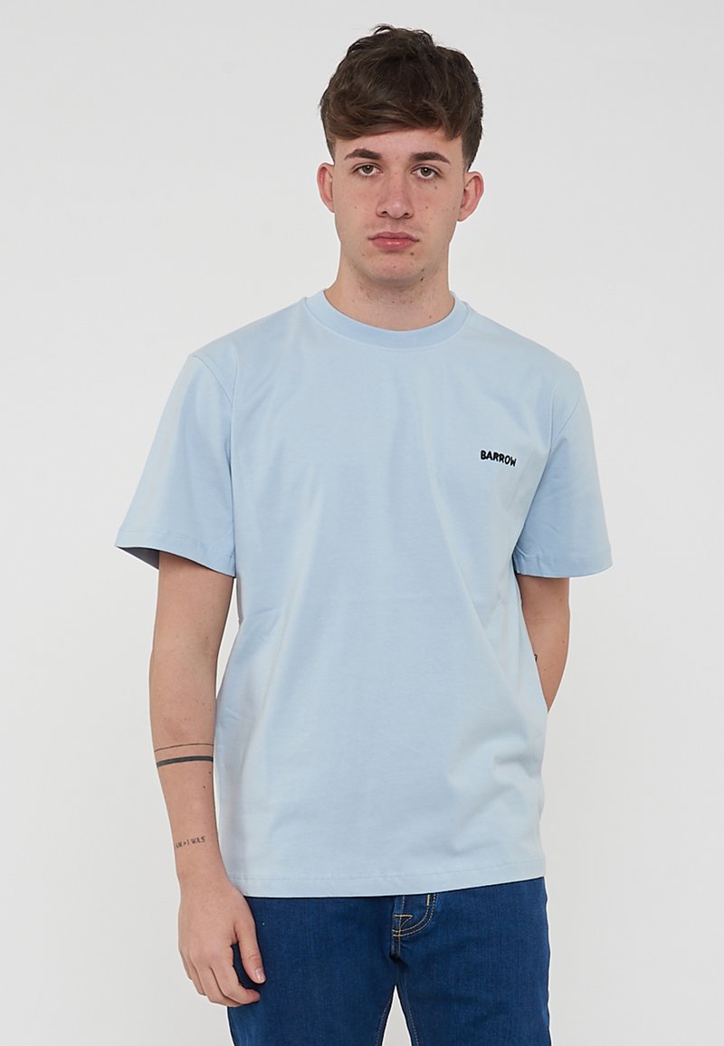 T-shirt in cotone azzurro con collo rotondo, maniche corte e un piccolo logo nero "BARROW" sulla parte sinistra del petto. Design semplice.