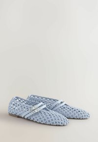 Ballerines tissées bleu clair avec un bout pointu, dotées de deux sangles réglables et d'une boucle en argent décorative. Matériau texturé et respirant.