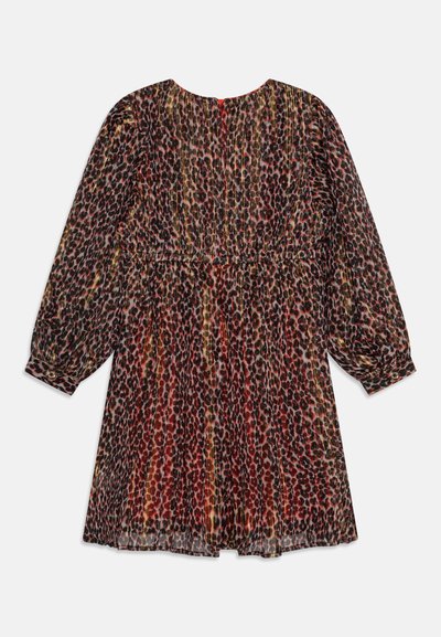 Vestido de estampado de leopardo con mangas largas, textura plisada, cintura elástica y escote redondo. Los colores incluyen rojo, marrón y crema.