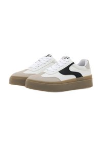 Witte sneakers met beige en zwarte accenten, voorzien van een bovenwerk van glad leer en suède, witte veters en een gestructureerde rubberen zool.