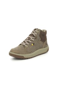 Bruine suède high-top sneakers met beigekleurige accenten en veters, voorzien van een rubberen zool en gestikte details. Casual ontwerp met versterkte hiel.