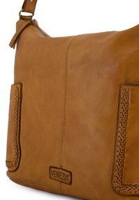 Braune Leder-Schultertasche mit gewebten Akzenten auf den Taschen, robustem Trageriemen und glatter Textur. Logo-Patch auf der Vorderseite.