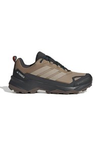 Brązowe i szare buty outdoorowe z siateczkową cholewką, trzema szarymi paskami, teksturowaną gumową podeszwą oraz wodoodpornym detalem Gore-Tex na pięcie.