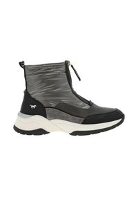 Bottines noires et grises avec une tige en nylon rembourré, un bout en cuir lisse et une semelle intermédiaire blanche proéminente. Dotées d'une fermeture éclair sur le côté.