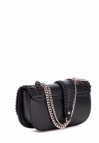 Borsa a tracolla in pelle nera con un design intrecciato, tracolla in catena argentata e forma arrotondata. Caratterizza cuciture intricate lungo la patta.