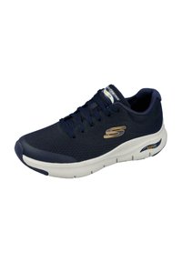 Zapatilla deportiva color azul marino con parte superior de malla, punta redondeada, entresuela blanca y suela de goma. Incluye diseño de cordones y logo lateral.