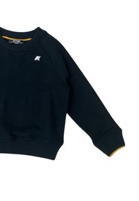 Felpa nera con un design a scollo a V, polsini e orlo a coste. Presenta un piccolo logo bianco sul petto, con un accento giallo sulla manica.