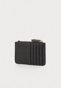 Cartera de cuero negro con un acabado texturizado, que cuenta con un compartimento con cremallera y múltiples espacios para tarjetas en un lado.