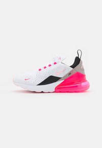 Las zapatillas Nike Air Max 270 presentan una parte superior de malla blanca con acentos en rosa, detalles en negro y gris, y una destacada suela con amortiguación de aire rosa.