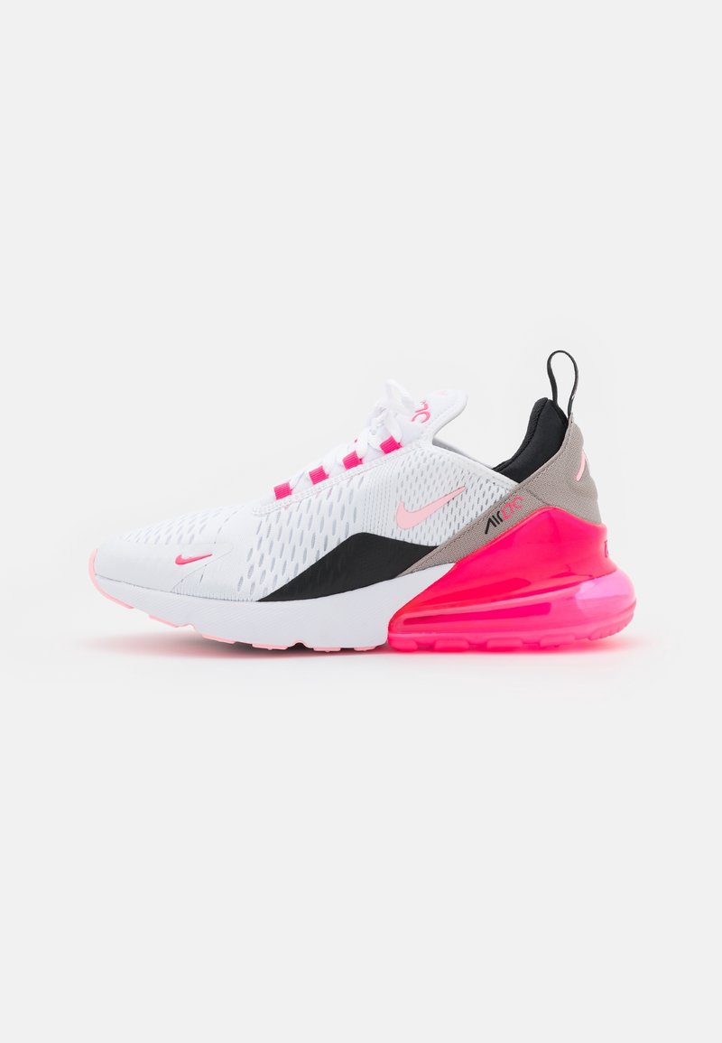 Las zapatillas Nike Air Max 270 presentan una parte superior de malla blanca con acentos en rosa, detalles en negro y gris, y una destacada suela con amortiguación de aire rosa.