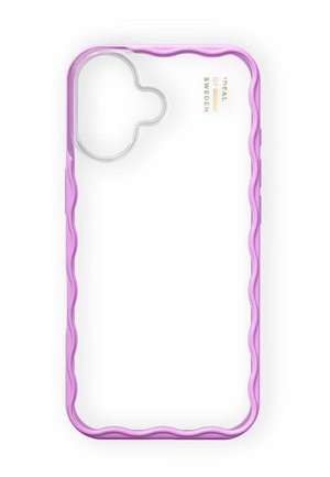 Coque de téléphone transparente avec des bords violets ondulés et une découpe en forme de nuage pour l'appareil photo, marquée "Ideal of Sweden" en lettres dorées.