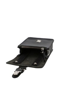 Schwarze Lederhandtasche mit einem Reißverschluss, einem Innenfutter aus Wildleder und doppelten Magnetverschlüssen. Verfügt über ein silbernes Hardware-Detail an der Außenseite.