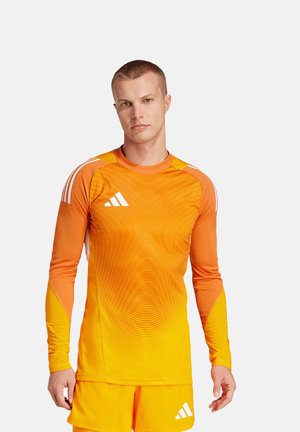 Lange mouwen voetbalshirt met een verloop van oranje naar geel, een gestructureerd patroon, wit Adidas-logo en contrasterende schouderstrepen.