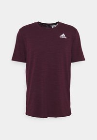 Lyhythihainen maroon väri Adidas-treenipaita miehille, jossa on pyöreä kaula-aukko ja valkoinen Adidas-logo vasemmassa ylärinnassa.