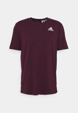 T-shirt d'entraînement à manches courtes pour hommes, couleur bordeaux, de la marque Adidas, avec un col rond et un logo Adidas blanc sur le côté gauche de la poitrine.