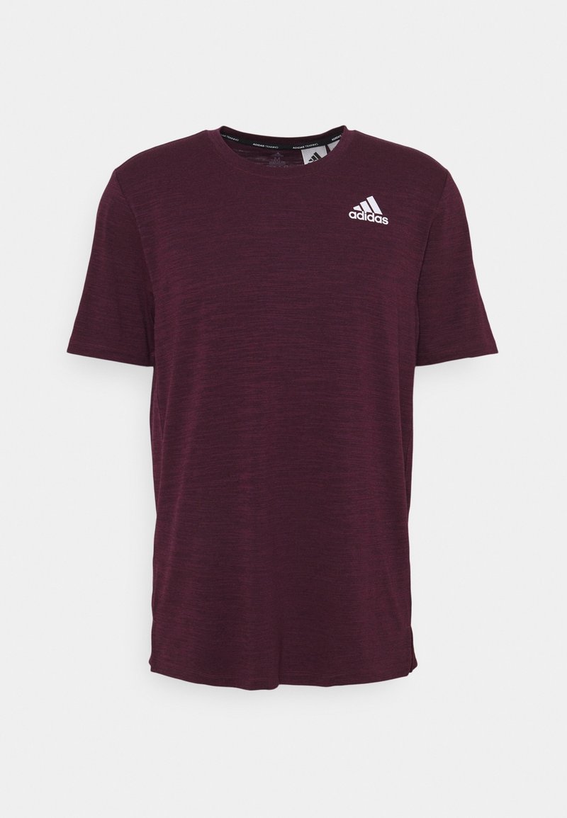 Lyhythihainen maroon väri Adidas-treenipaita miehille, jossa on pyöreä kaula-aukko ja valkoinen Adidas-logo vasemmassa ylärinnassa.