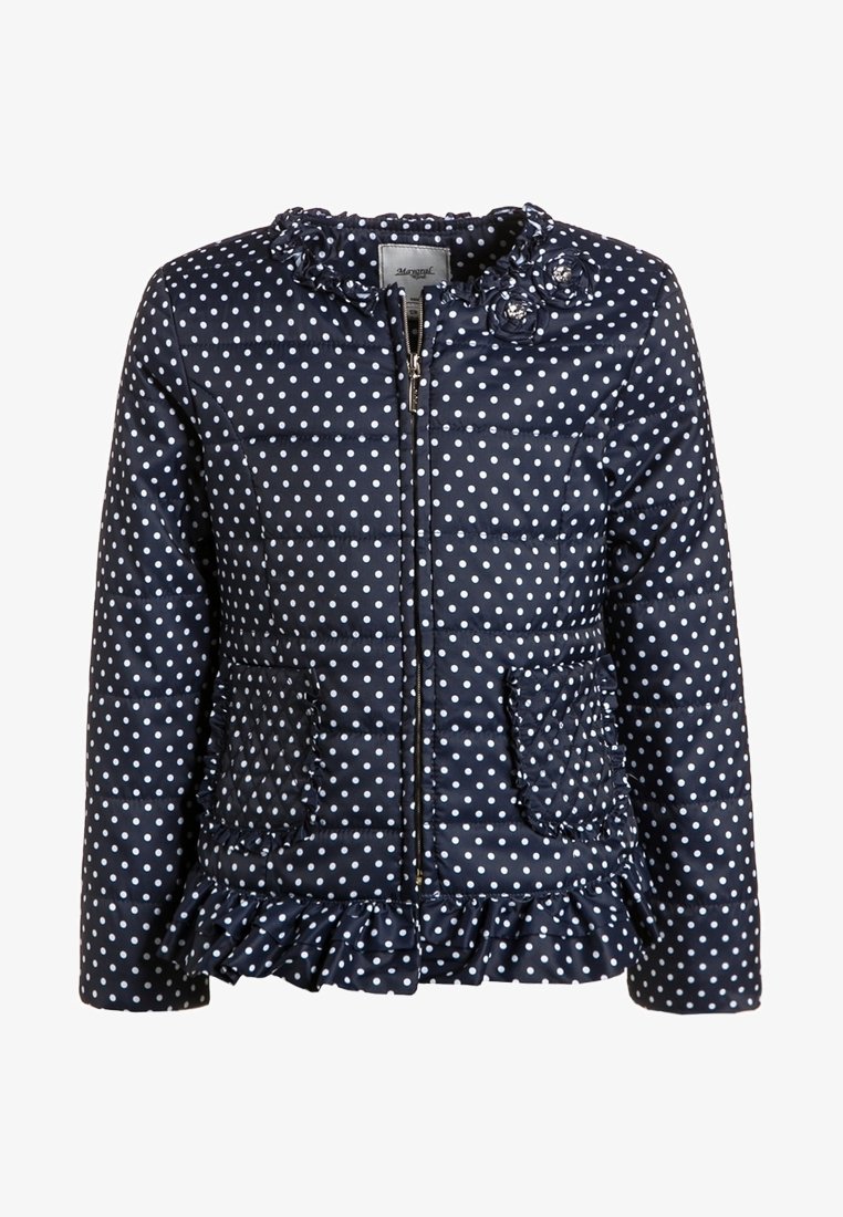 Veste matelassée bleu marine à pois blancs, col et ourlet volantés, fermeture éclair devant, deux poches volantées et appliques florales décoratives près du cou.