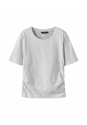 Lichtgrijs T-shirt met korte mouwen, ronde hals en gerimpelde zijkanten, weergegeven op een witte achtergrond.