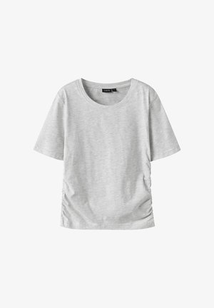 T-shirt gris clair à manches courtes avec col rond et côtés froncés, présenté sur un fond blanc.