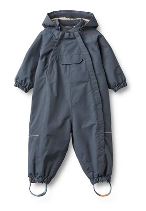 Mono impermeable con capucha para niños en color gris oscuro, con puños elásticos y correas para los pies, diseñado para uso al aire libre en climas fríos.