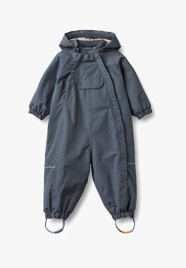 Combinaison imperméable à capuche pour enfants, de couleur gris foncé, avec poignets élastiques et sangles pour les pieds, conçue pour une utilisation en extérieur par temps froid.