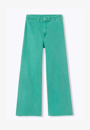 Jean vert taille haute à jambes larges avec passants de ceinture, fermeture par bouton et coutures visibles à l’avant sur fond blanc.