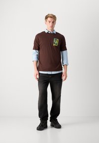 Scotch & Soda RELAXED brązowy