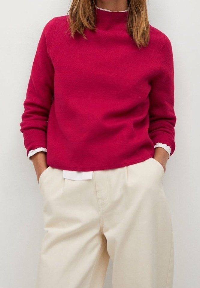 Roter Pullover mit langen Ärmeln und hohem Kragen; strukturierter Stoff, lässige Passform; über cremefarbener, lockerer Hose getragen.