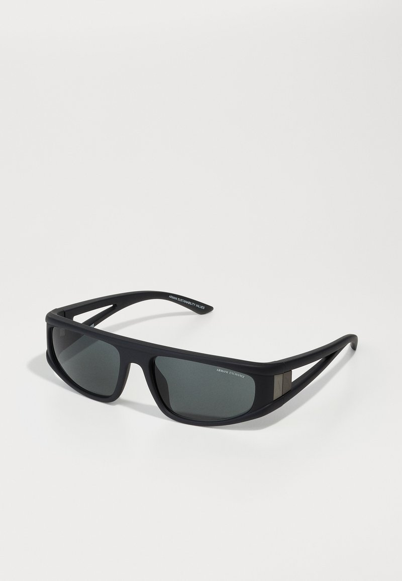 Óculos de sol pretos com um acabamento mate, design envolvente, lentes escuras e detalhes recortados nas hastes. Marcados com "Armani Exchange."