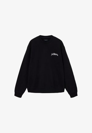 Czarna bluza wykonana z bawełnianej mieszanki, z prążkowanym dekoltem typu crew, długimi rękawami oraz małym białym logo na lewej piersi.