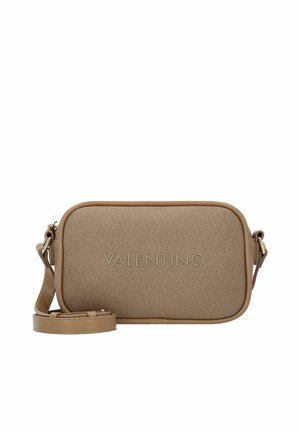 Borsa a tracolla in tessuto beige con logo "VALENTINO" in rilievo, forma rettangolare, rifinitura liscia e tracolla regolabile. Chiusura con cerniera.