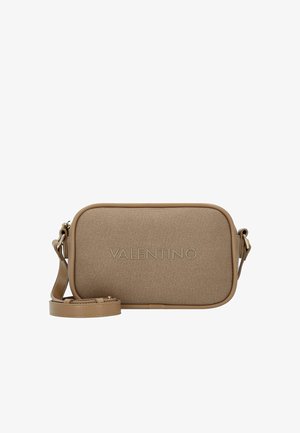 Borsa a tracolla in tessuto beige con logo "VALENTINO" in rilievo, forma rettangolare, rifinitura liscia e tracolla regolabile. Chiusura con cerniera.