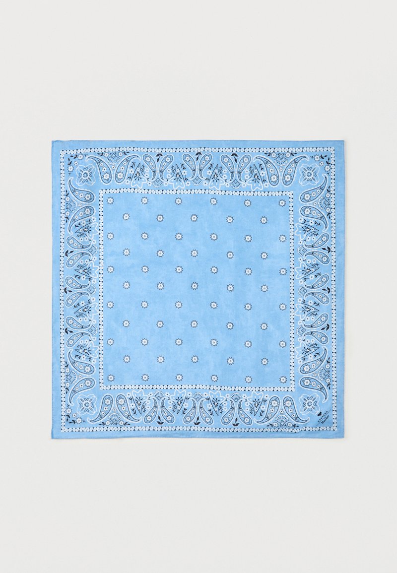 Φωτεινό γαλάζιο μαντήλι με άσπρα και ναυτικά σχέδια paisley γύρω από τις άκρες και μικρά άσπρα λουλουδάτα μοτίβα διασκορπισμένα στο κέντρο.