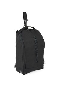 Mochila de lona negra con cierre con cremallera, correa ajustable y logo "SKECHERS" en relieve en la parte frontal. Superficie texturizada y diseño duradero.