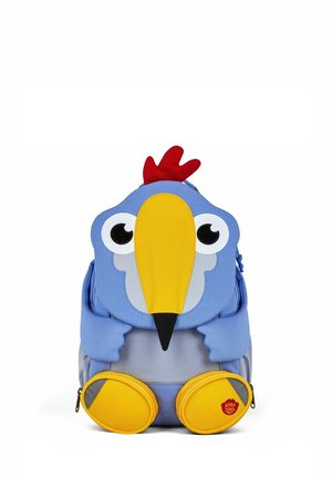 Kinderrucksack gestaltet als blauer Vogel mit großen Augen, gelbem Schnabel und Füßen sowie einem roten Kamm oben.