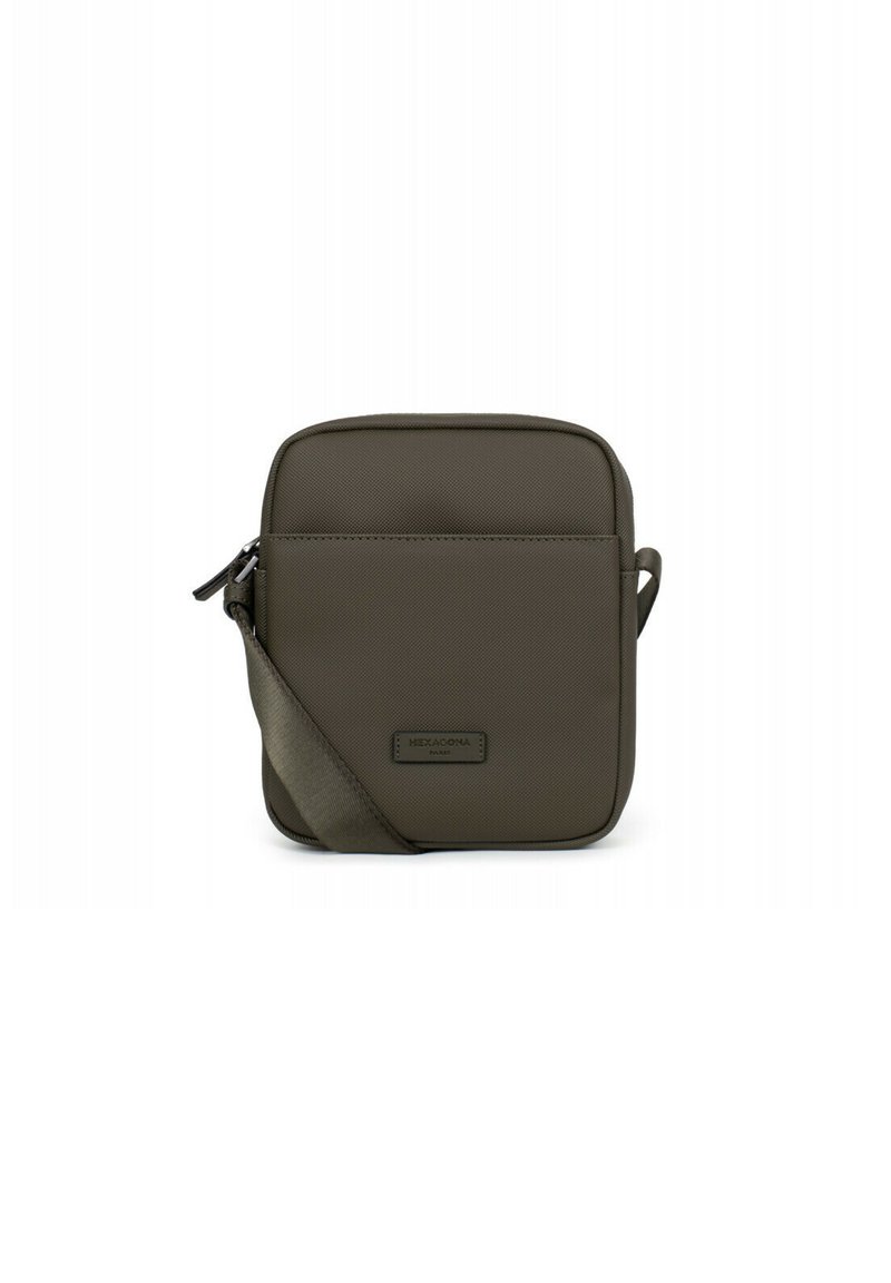 Borsa a tracolla rettangolare marrone realizzata in tessuto testurizzato. Presenta una tasca frontale, una chiusura con zip e una tracolla regolabile.